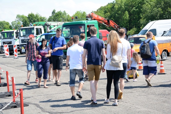 Zhruba třiadvacet návštěvníků si o víkendu našlo cestu na tatrovácký polygon a bavilo se na programu čtvrtých Kopřivnických dnů techniky.
FOTO: DAVID MACHÁČEK