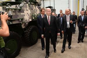 Premiér Bohuslav Sobotka společně s dalšími členy vlády navštívil nejen kopřivnickou automobilku, ale otevřel i novou zbrojovku Tatra Defence Vehicle.
FOTO: DAVID MACHÁČEK