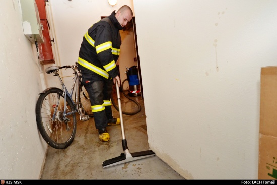 Hasiči začali likvidovat následky velké vody po 18. hodině a skončili až o půl druhé v noci.
FOTO: HZS MSK