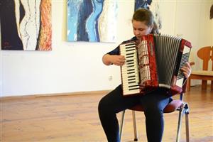 Akordeonistka Veronika Klingerová, která úspěšně reprezentovala školu MIS music v krajském kole soutěže ZUŠ, byla hostem Jarního koncertu PSK.
FOTO: DAVID MACHÁČEK