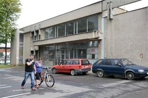 Léta nevyužívaný objekt vrátnice automobilky Tatra hodlá koupit město Kopřivnice v rámci snahy spojit do jednoho celku pozemky v okolí budovy radnice a usnadnit případnou revitalizaci tohoto veřejného prostoru.
FOTO: DAVID MACHÁČEK