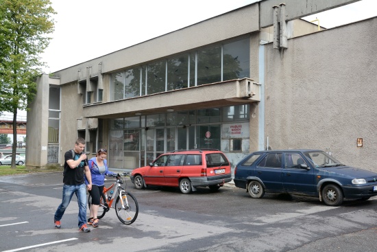 Léta nevyužívaný objekt vrátnice automobilky Tatra hodlá koupit město Kopřivnice v rámci snahy spojit do jednoho celku pozemky v okolí budovy radnice a usnadnit případnou revitalizaci tohoto veřejného prostoru.
FOTO: DAVID MACHÁČEK