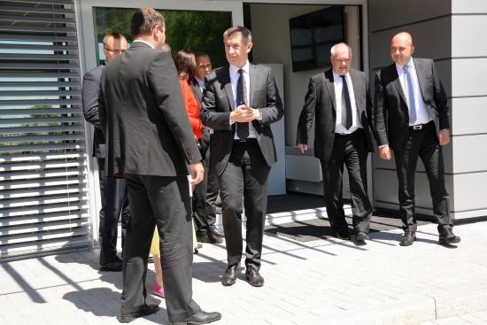 Vicepremiér a ministr financí Andrej Babiš jednal s managementem a majiteli Tatra Trucks. Zaujala ho mimo jiné nabídka zdejší zbrojovky na repasi dělostřeleckých vozů, která by mohla odvrátit nutnost pořizovat novou výzbroj.
FOTO: DAVID MACHÁČEK