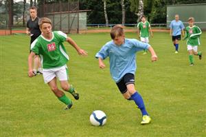 Družstvo žáků FC Vlčovice-Mniší „A“ (hráč vlevo) se v úvodním zápase Memoriálu Václava Migase střetlo s týmem Štramberka.
FOTO: KRISTINA ČABLOVÁ