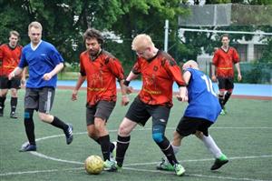 Druholigové mužstvo Oblastního přeboru v malém fotbale Stará Garda & D.T. (hráči uprostřed) rozdrtilo v 7. turnaji celek Perun Kopřivnice 11:1.
FOTO: KRISTINA ČABLOVÁ