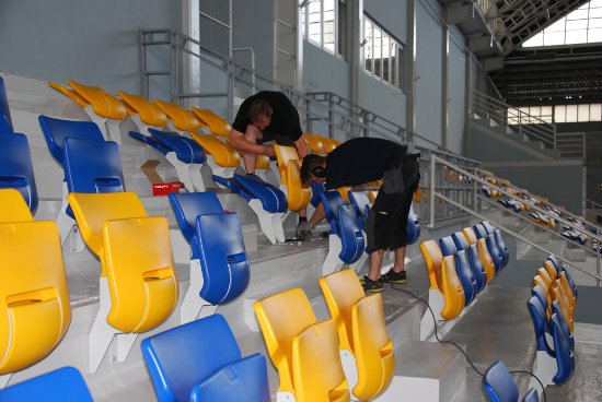 V minulém týdnu byla namontována v ochozech zimního stadionu nová sedadla pro diváky. Celá rekonstrukce hlediště má skončit do konce tohoto měsíce. 
FOTO: DANA HOĎÁKOVÁ