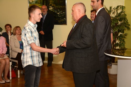 Přání hezkých prázdnin a drobný dárek v podobě flashdisku si z obřadní síně zdejší radnice odnesli vyznamenaní deváťáci.
FOTO: DAVID MACHÁČEK