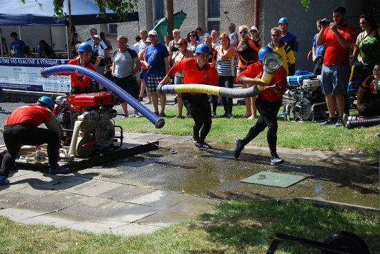 V sobotním závodě KOVOK Cup v Mniší předvedlo nejlepší požární útok družstvo z Tísku. To vyhrálo nejpočetněji obsazenou kategorii v čase 14.22 s.
FOTO: DANA HOĎÁKOVÁ