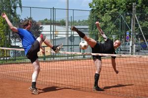 Hráči Kabel Teamu (vpravo) a D.T. prokazují, že nohejbal není jen o správné technice hry s míčem, ale také o pohyblivosti.
FOTO: KRISTINA ČABLOVÁ