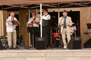 Vystoupení frýdecko-místecké kapely Akuma zahájilo sérii promenádních koncertů před kulturním domem. Další čeká Kopřivničany za dva týdny.
FOTO: DAVID MACHÁČEK