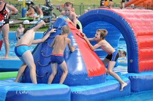 Děti si poslední školní den užily na koupališti, kde pro ně byly nachystány různé atrakce ve vodě i na suchu.
FOTO: KRISTINA ČABLOVÁ