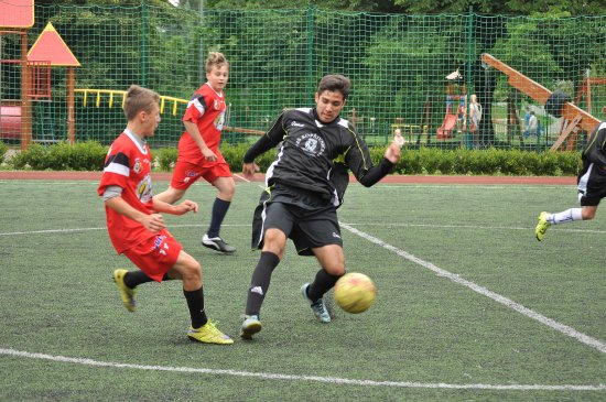 Ve starší kategorii turnaje v malém fotbale dopadlo utkání mezi ZŠ E. Zátopka (hráči vlevo) a ZŠ 17. listopadu smírně 1:1.
FOTO: KRISTINA ČABLOVÁ