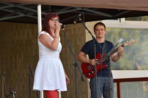 Zpěvačka Nela Unruhová a kytarista Rosťa Hus z kapely Jazzpresso uzavřeli v sobotu před KDK sérii promenádních koncertů.
FOTO: D. MACHÁČEK