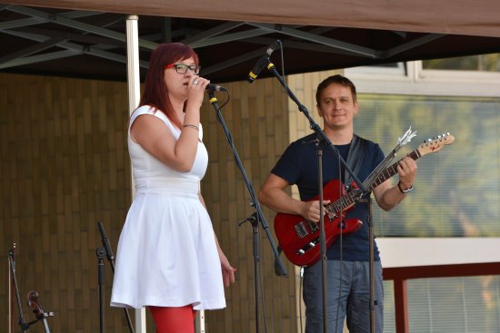 Zpěvačka Nela Unruhová a kytarista Rosťa Hus z kapely Jazzpresso uzavřeli v sobotu před KDK sérii promenádních koncertů.
FOTO: D. MACHÁČEK