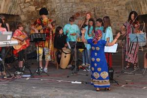 Závěrečné koncerty táboru Malované písničky tradičně probíhaly na hukvaldském hradě, letos se stěhují do Kopřivnice.