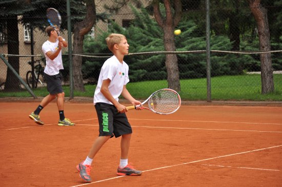 Dominik a mladší bratr Hynek Bartoňovi si spolu na „domácím“ dorosteneckém turnaji zahráli čtyřhru.
FOTO: KRISTINA ČABLOVÁ
