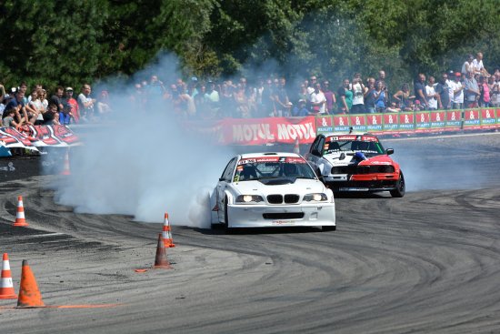 V oblacích kouře z pálících se pneumatik se odehrávaly souboje jezdců v premiérové Tatra Trucks Drift Grand Prix.
FOTO: DAVID MACHÁČEK