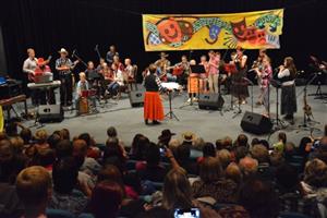 Občas band - orchestr tradičního tábora Malované písničky má bezmála tři desítky členů, kteří společně s dalšími táborníky vystoupili na koncertě v kinosále KDK.
FOTO: D. MACHÁČEK