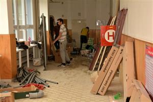 Tři dny po původním termínu dokončení rekonstrukce sociálních zařízení na ZŠ Alšova jsou chodby této školy stále staveništěm. Radní museli narychlo projednat odložení začátku školního roku.
FOTO: DAVID MACHÁČEK