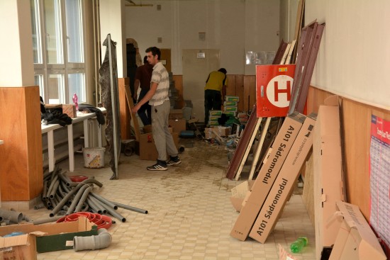 Tři dny po původním termínu dokončení rekonstrukce sociálních zařízení na ZŠ Alšova jsou chodby této školy stále staveništěm. Radní museli narychlo projednat odložení začátku školního roku.
FOTO: DAVID MACHÁČEK