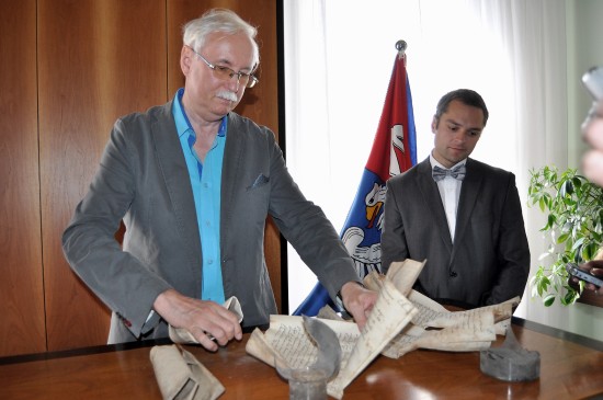 Novojičínský historik Karel Chobot s listinami, které ukrývala skleněná nádoba v báni věže štramberského kostela sv. Jana Nepomuckého.
FOTO: KRISTINA ČABLOVÁ