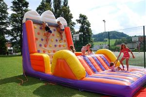 Dopolední část programu Letních slavností v Mniší patřila především dětem. Ty se mohly vydovádět na nafukovacích atrakcích či při aquazorbingu.
FOTO: DANA HOĎÁKOVÁ