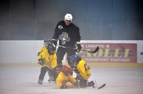 Malí hokejisté HC Kopřivnice si užili trénink s místním odchovancem a hráčem NHL Tomášem Fleischmannem.
FOTO: KRISTINA ČABLOVÁ