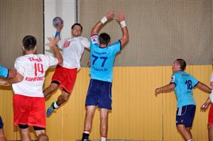 Miroslav Rachač (s míčem) se do Kopřivnice vrátil z Hranic a na domácím turnaji Tatry byl s 20 brankami nejlepším střelcem.
FOTO: KRISTINA ČABLOVÁ