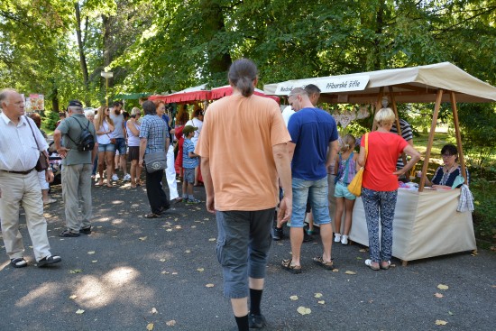 Sobotní starodávný jarmark v sadu E. Beneše přilákal během dopoledne a brzkých odpoledních hodin na program i řemeslné výrobky velkou spoustu lidí.
FOTO: DAVID MACHÁČEK