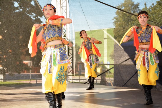 Folklorní soubor La Pen V Innovative Dance Platform předvedl kopřivnickému publiku v pátek 26. srpna zhruba hodinový program s devíti tanečními čísly inspirovanými lidovými tradicemi Dálného východu.
FOTO: DAVID MACHÁČEK