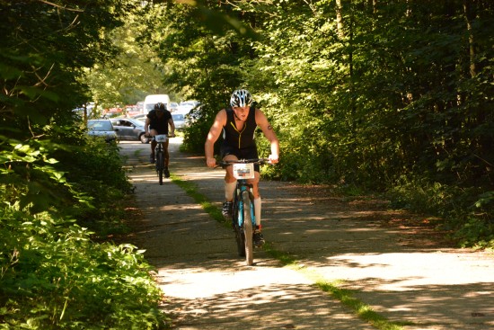 Kopřivničan Radim Kapica (vpředu) zvládl Větřkovický triatlon za 1:45:44 hod. a skončil v kategorii mužů 19 až 34 let dvanáctý.
FOTO: DAVID MACHÁČEK