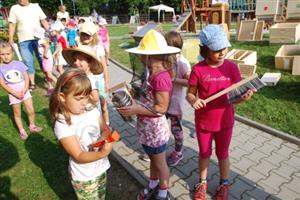 V rámci Festivalu medu a písničky se děti z kopřivnických mateřských škol seznámily s principy včelařského řemesla a prohlédly si a vyzkoušely pomůcky, které včelaři využívají při své práci. 
FOTO: DANA HOĎÁKOVÁ