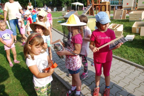 V rámci Festivalu medu a písničky se děti z kopřivnických mateřských škol seznámily s principy včelařského řemesla a prohlédly si a vyzkoušely pomůcky, které včelaři využívají při své práci. 
FOTO: DANA HOĎÁKOVÁ