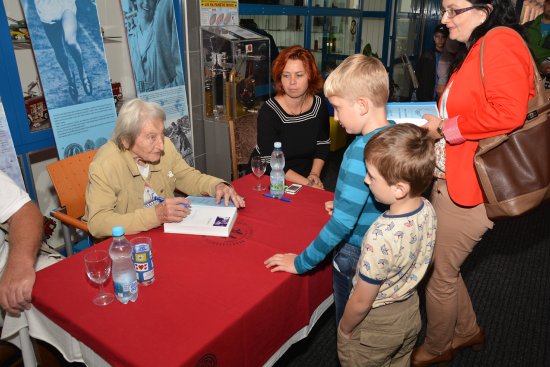 Dana Zátopková se v rámci autogramiády podepisovala nejen do své nové knihy, ale například i na startovní čísla běžců 
FOTO: DAVID MACHÁČEK