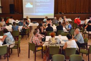 Práce jednadvaceti volebních komisí začala slibem jejich členů. Ti se poprvé sešli ve středu 14. září v kulturním domě, kde obdrželi bližší instrukce.
FOTO: DAVID MACHÁČEK