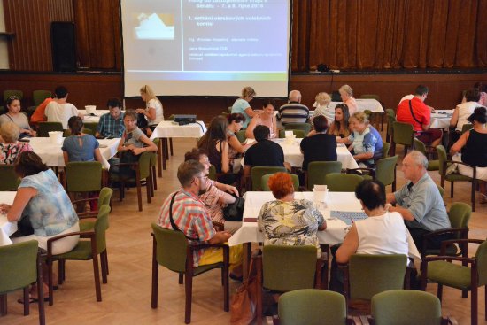 Práce jednadvaceti volebních komisí začala slibem jejich členů. Ti se poprvé sešli ve středu 14. září v kulturním domě, kde obdrželi bližší instrukce.
FOTO: DAVID MACHÁČEK