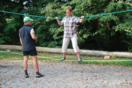 Ve Skautském středisku Vanaivan si senioři v rámci outdoorového dopoledne vyzkoušeli různé disciplíny, například i přechod po laně.
FOTO: DANA HOĎÁKOVÁ