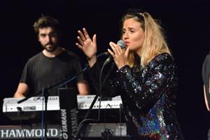 Kopřivnický koncert zpěvačky Emmy Smetana s kapelou byl jejich prvním vystoupením na Moravě. Velký zájem posluchačů ale nevyvolal.
FOTO: DAVID MACHÁČEK