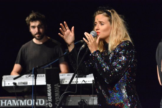 Kopřivnický koncert zpěvačky Emmy Smetana s kapelou byl jejich prvním vystoupením na Moravě. Velký zájem posluchačů ale nevyvolal.
FOTO: DAVID MACHÁČEK