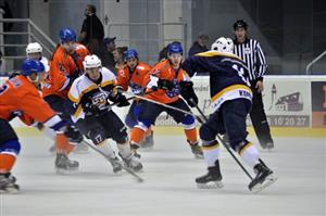 Ondřej Sluštík (vpravo) se pokouší v domácím utkání překonat obranu Hodonína, Jiří Pargač (č. 17) se snaží jeho střelu tečovat.
FOTO: KRISTINA ČABLOVÁ