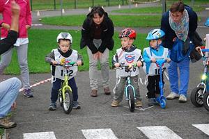 Jen ti nejmenší stačili absolvovat závody na koloběžkách a odrážedlech na dětském dopravním hřišti ve středu 21. září, než se spustil silný déšť, který zrušil závody. 
FOTO: DANA HOĎÁKOVÁ
