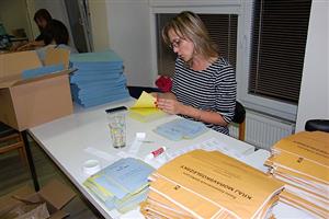 V minulém týdnu kompletovaly pracovnice městského úřadu hlasovací lístky pro nadcházející volby, aby je obdrželi voliči nejpozději v úterý 4. října do schránek. 
FOTO: DANA HOĎÁKOVÁ
