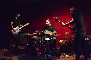 Sobotní večer v Mandale patřil mimo jiné instrumentálnímu projektu Tomáš Palucha. Místní Milano po jejich vystoupení pokřtilo novou nahrávku.
FOTO: DAVID MACHÁČEK
