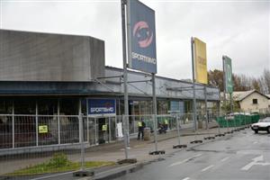 Statik po prohlídce znepřístupnil část vyhořelé budovy