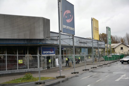 Statik po prohlídce znepřístupnil část vyhořelé budovy