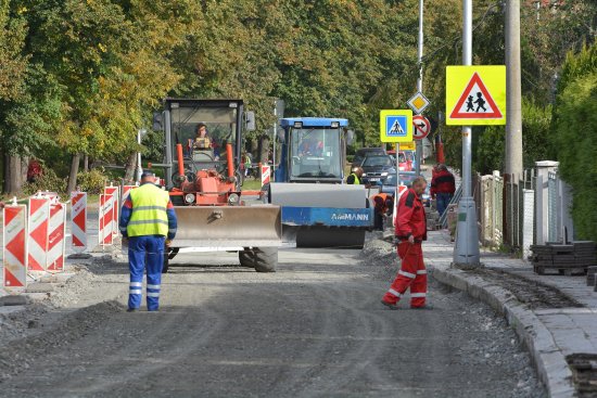 Práce na rekonstrukci ulice Štramberské zatím běží podle schváleného harmonogramu. V tomto týdnu by měly být vyasfaltovány opravené úseky průjezdné komunikace a opravy by se měly přesunout na druhou stranu.
FOTO: DAVID MACHÁČEK
