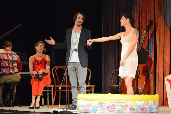 Herci pražského Studia Ypsilon zahájili novou divadelní sezonu v Kopřivnici hrou naplněnou swingem a dobrou náladou.
FOTO: DAVID MACHÁČEK