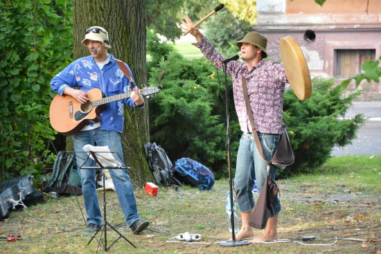 Součástí hudebního programu festivalu Moment!!! bylo vystoupení místního dua Srneček a Jelínek. 
FOTO: DAVID MACHÁČEK