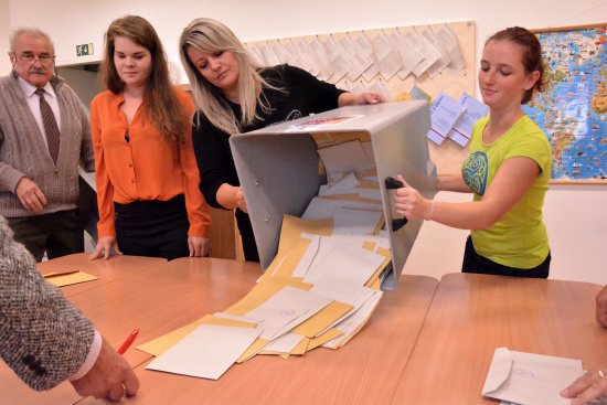 Volební komise okrsku číslo 18 ve škole v Lubině sčítala nejvyšší počet odevzdaných obálek s hlasovacími lístky v Kopřivnici i místních částech. Volební účast zde přesáhla 45 procent.
FOTO: DAVID MACHÁČEK