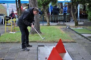 V sobotu 9. října minigolfisté na kopřivnickém hřišti kvůli chladu zahřívali ruce i míčky (na fotu Miroslav Svoboda z TJ Start Kopřivnice).
FOTO: KRISTINA ČABLOVÁ